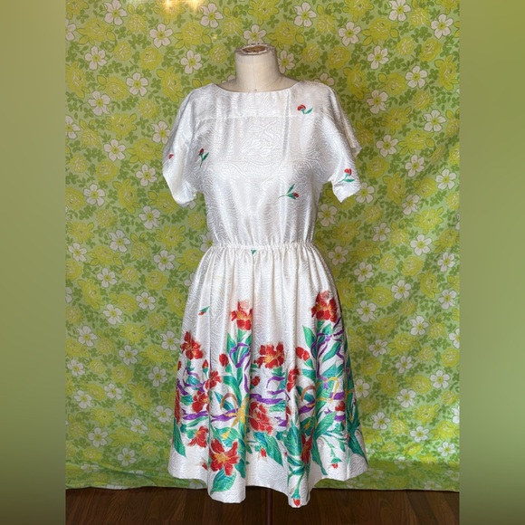 unbranded Dresses & Skirts - Vintage Floral Satin White Tea A-line Dress Size Medium Midi